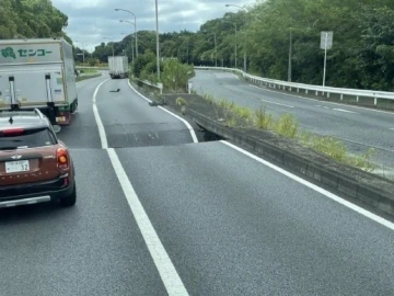 Japonya’da 4 şeritli otoyol çöktü, facianın eşiğinden dönüldü
