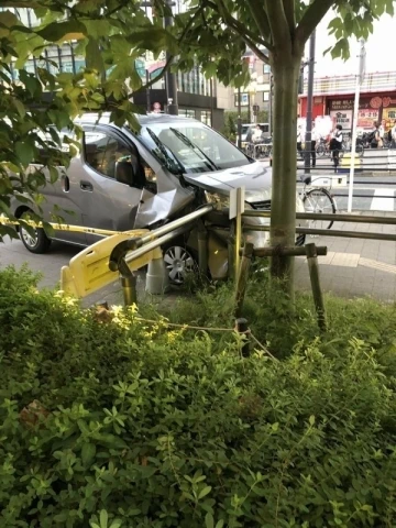 Japonya’da minibüs yayaların arasına daldı: 1 ölü, 1 yaralı
