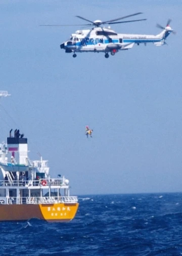 Japonya’da simitle yüzerken kaybolan turist 36 saat sonra bulundu

