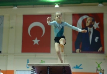 Jimnastik şampiyonu Elvan, eğitimini Ukrayna'da, antrenmanlarını Bursa'da sürdürüyor