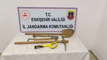 Kaçak kazı yapan 4 şüpheli ekipmanlarıyla birlikte suçüstü yakalandı
