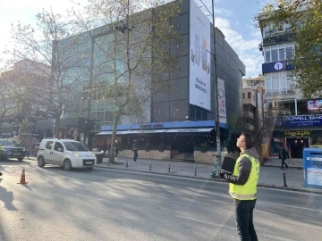 Kadıköy’de emniyet kemeri takmayan sürücüler polisin dronuyla tespit edildi
