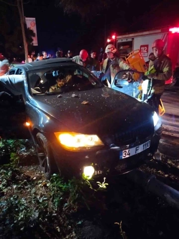 Kadıköy’de kontrolden çıkan araç aydınlatma direğine çarptı: 1 ağır yaralı
