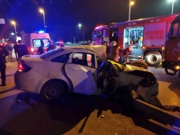 Kadıköy’de kontrolden çıkan otomobil direğe çarptı: 3 yaralı
