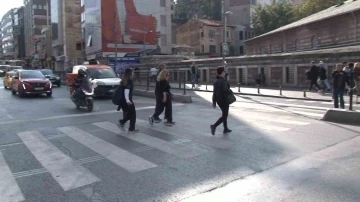 Kadıköy’de yaya geçidi denetimi gerçekleştirildi, 5 sürücüye ceza kesildi
