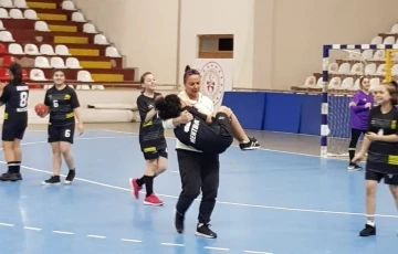 Antrenör sakatlanan sporcusunu kucağında taşıdı