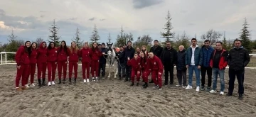 Kadın voleybolcular at binerek stres attı
