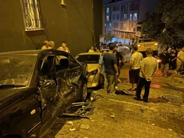 Kağıthane’de freni patlayan taksi yokuş aşağı kayarak 3 araca çarptı: 1 yaralı
