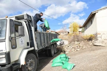 Kahramankazan Belediyesi, ihtiyaç sahibi 700 haneye 500 ton kömür yardımında bulunuyor
