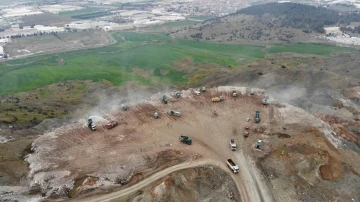 Kahramanmaraş’ta enkaz dağları yükselmeye devam ediyor
