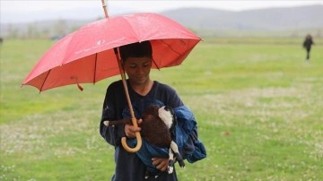 Kahramanmaraşlı 13 yaşındaki Şeref, merada doğan oğlakları montuna sarıp ahıra götürdü