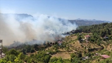 Kahramanmaraş'ta çıkan orman yangınlarına müdahale ediliyor