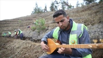 Kahramanmaraş'ta fidanlar toprakla "sazlı sözlü" buluşuyor