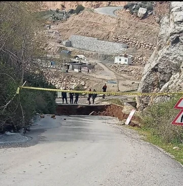 Kahta’da köylere ulaşım sağlayan yol heyelan nedeniyle kapandı
