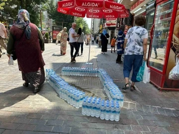 Kaldırımda beton döktüğü alanı su şişeleriyle çevreledi
