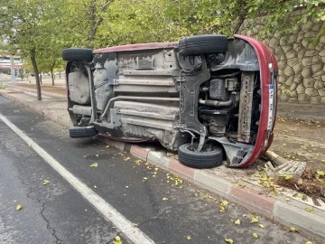 Kaldırımdaki ağaca çarpan araç yan yattı
