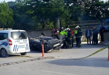 Kaldırımdaki ağaca çarpıp takla atan otomobilin sürücüsü öldü
