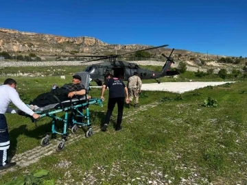 Kalp krizi geçiren vatandaş, askeri helikopterle hastaneye kaldırıldı
