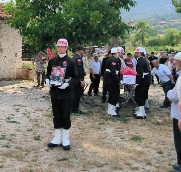 Kalp krizi sonucu hayatını kaybeden asker, törenle toprağa verildi
