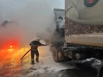 Kamyon alev alev yandı
