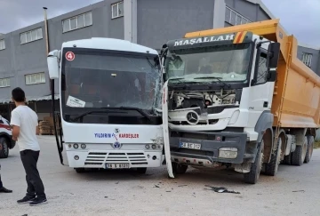 Kamyon ile minibüs çarpıştı: 1 yaralı
