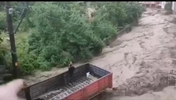 Kamyon sürücüsü sel sularında dehşeti yaşadı, o anlar kamerada
