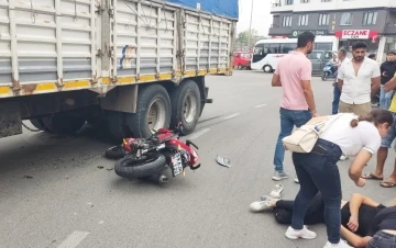 Kamyona çarpan motosiklet sürücüsü ağır yaralandı