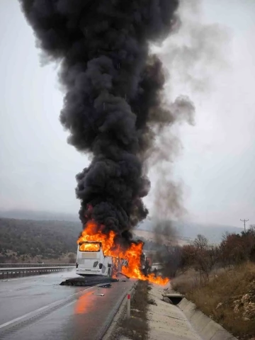 Kamyona çarpan otobüs alev topuna döndü
