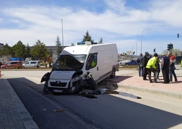 Kamyonet cami avlusuna metreler kala kaldırıma çarparak durabildi
