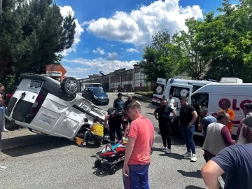 Kamyonetin çarptığı kurye aracı takla attı, o anlar kamera
