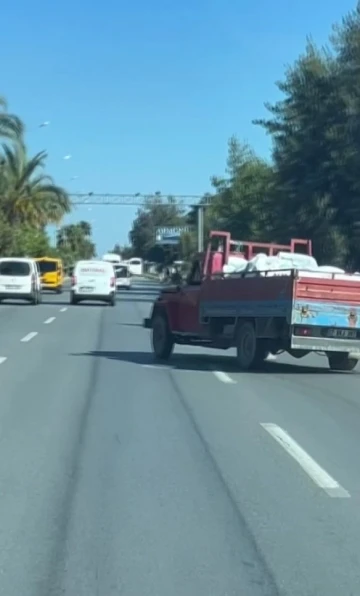 Kamyonetin seyir halinde zikzak çizerek herkesi tehlikeye attığı anlar kamerada
