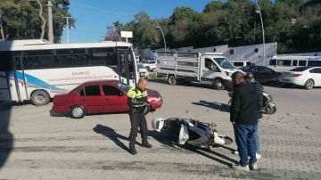 Kamyonla çarpışan motosiklet sürücüsünün sürüklendiği anlar kamerada
