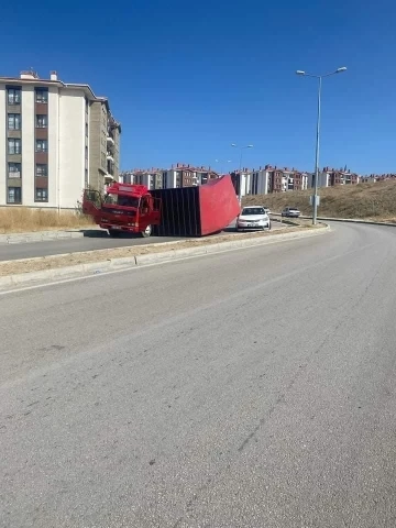 Kamyonun dorsesi devrildi: Gördüğü kazayı spiker gibi anlattı
