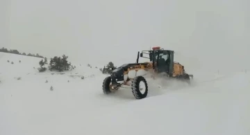 Kapanan köy yolları açılıyor
