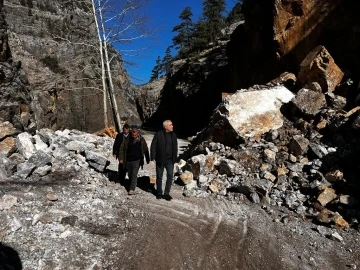 Kapuzbaşı Yolu’ndaki heyelana büyükşehirden anından müdahale
