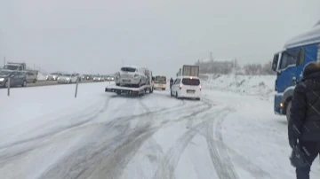 Kar Ankara-Kırıkkale yolunda ulaşımda aksamalara neden oldu
