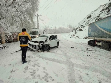 Kar yağışı kazaya neden oldu, iki araç çarpıştı: 2 yaralı
