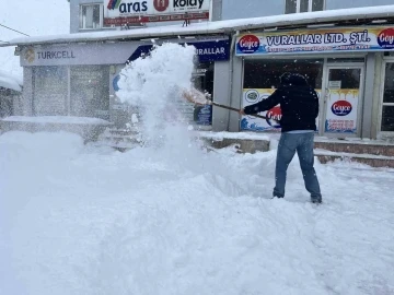 Kar yağışı yetişkinlere çile, çocuklara mutluluk oldu
