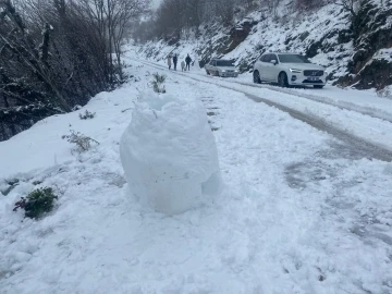 Kar yağışına hasret vatandaşlar çocuklar gibi eğlendi
