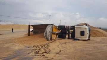 Karabük’te iş makinesi ve hafriyat kamyonu devrildi: 1 yaralı
