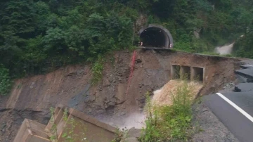 Karadeniz-Akdeniz Yolu’ndaki heyelan kamerada
