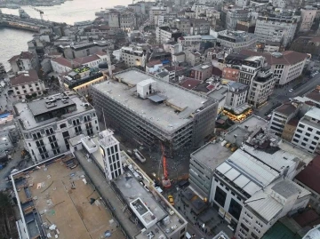 Karaköy’deki katlı otoparkın yıkım çalışmaları havadan görüntülendi
