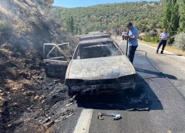 Karaman’da alev alan otomobil demir yığınına döndü
