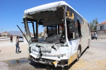 Karaman’da halk otobüsü ile kamyon çarpıştı: 7 yaralı
