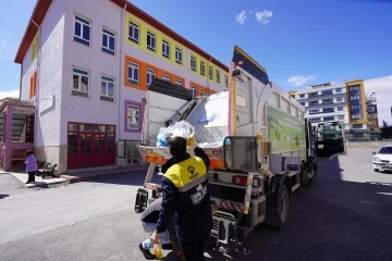 Karatay’da “1 Atık Çok Şeyi Değiştirir” atık toplama yarışması devam ediyor
