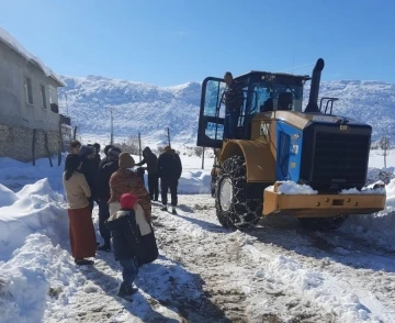 Karda mahsur kalan hamile kadın, belediye ekipleri tarafından kurtarıldı