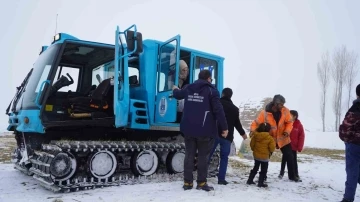 Karda mahsur kalan öğrencilerin yardımına ekipler ulaştı
