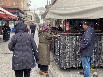 Karlı ve soğuk havaya rağmen alışveriş kalabalığı dikkat çekti
