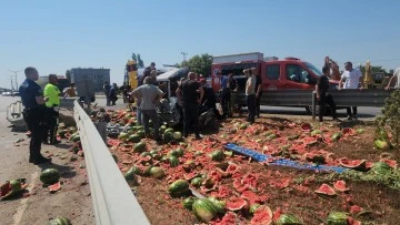 Karpuz yüklü kamyonet refüje çarptı: Ortalık savaş alanına  döndü