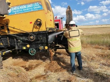 Kars’ta aşırı sıcaktan biçerdöverde yangın çıktı
